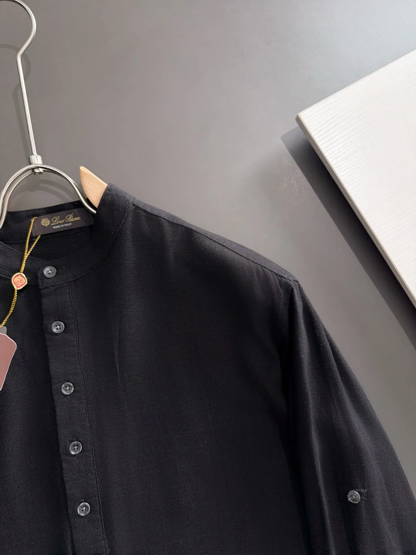 Next day shipment LP high quality Loro Piana 26ss autumn and winter New Arrival linen shirt set Made of one-on-one combed cotton yarn knitted linen fabrics, no pressure in and out of the counter Exclusive control of raw materials It feels substantial when weighed, and the upper body is more textured than ordinary T-shirts. This texture can cope with the weather easily and is suitable for both hot and cold! Loose fit design, looks noble. The only correct version is available Size: M to XXXL